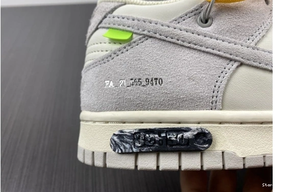 Lot DJ0950-109 O-W Nike Low Dunk 39 0824